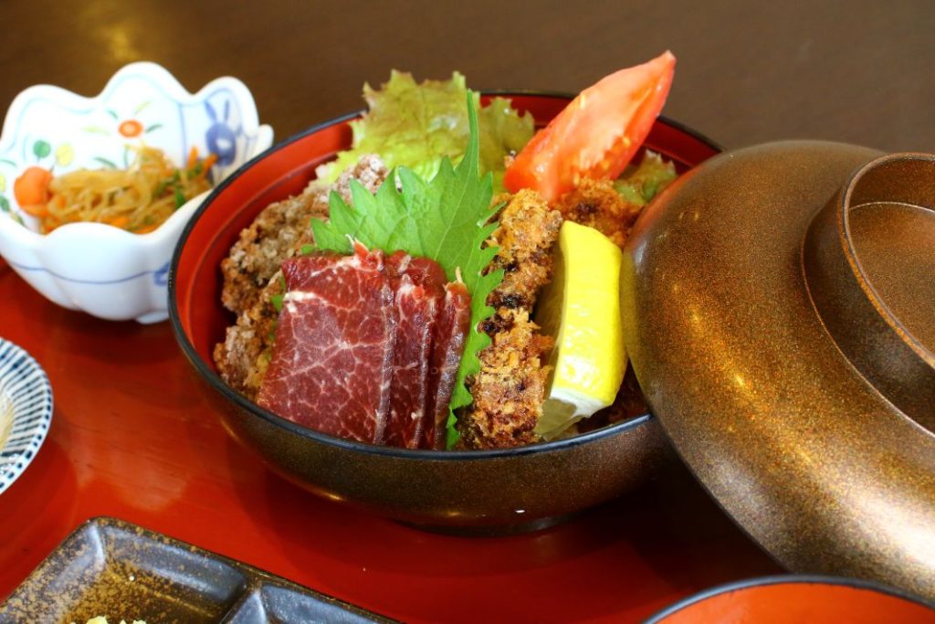 道の駅和田浦WA・O!　和田浜特製くじら丼　1,870円　貴重なクジラのお刺身、カツ、竜田揚げが豪快にのっています。