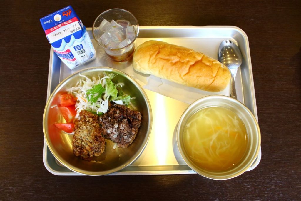 道の駅和田浦WA・O!　）くじら給食　900円　昔懐かしいクジラの給食を再現。子どもにもおすすめです。