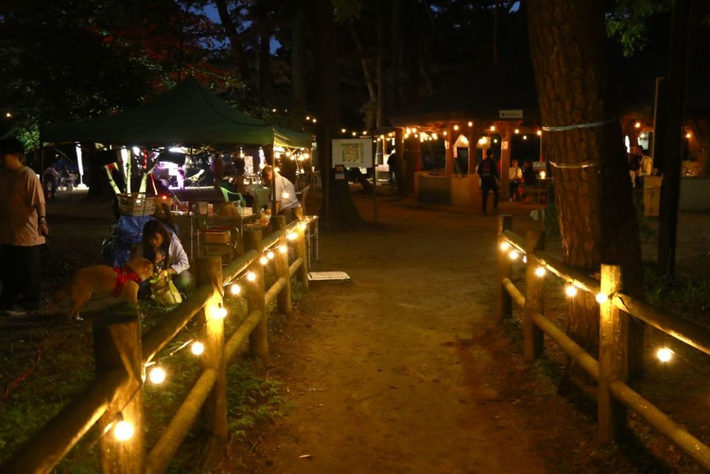富津公園キャンプ場「ナイトマーケット」温かな灯りに包まれ、思い思いの夜時間を楽しむ来場者