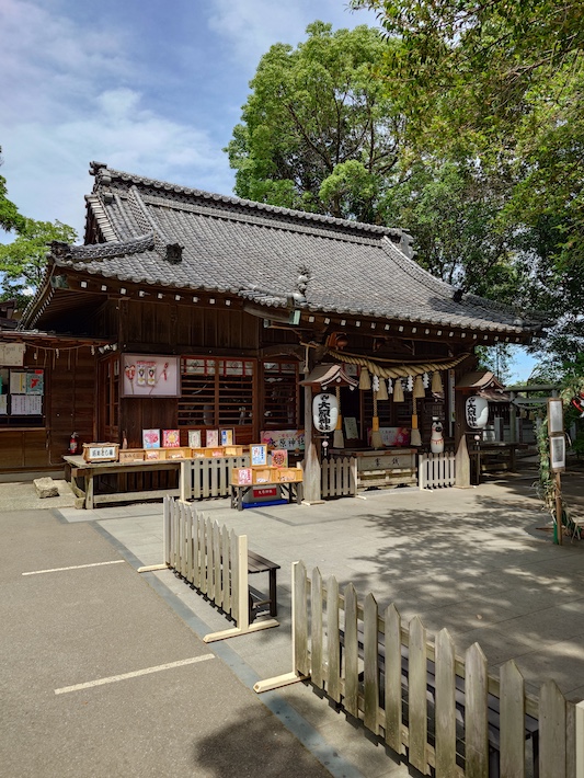 京成電車の車窓から見える鎮守の森　習志野の杜　ご縁結びの大原神社