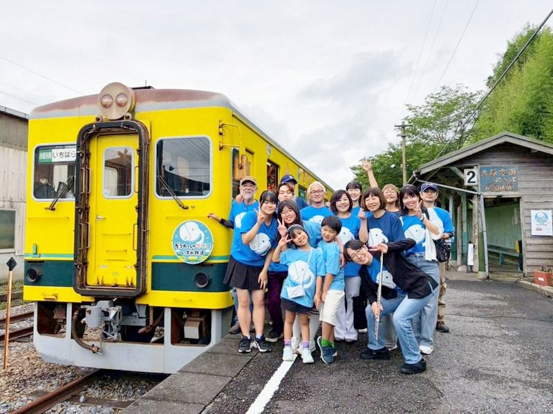 いすみ鉄道、専用ヘッドマークの前で記念撮影