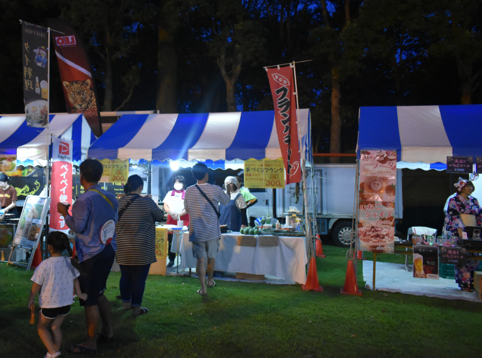 夜の屋台の味は格別(写真は過去の様子)