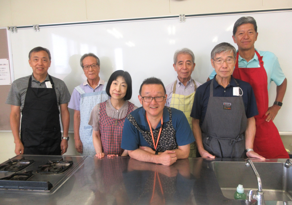 7月の料理教室。左から3人目が阿部さん、中央が矢野さん
