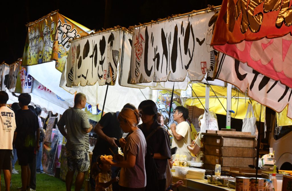 夜の屋台の味は格別(写真は過去の様子)