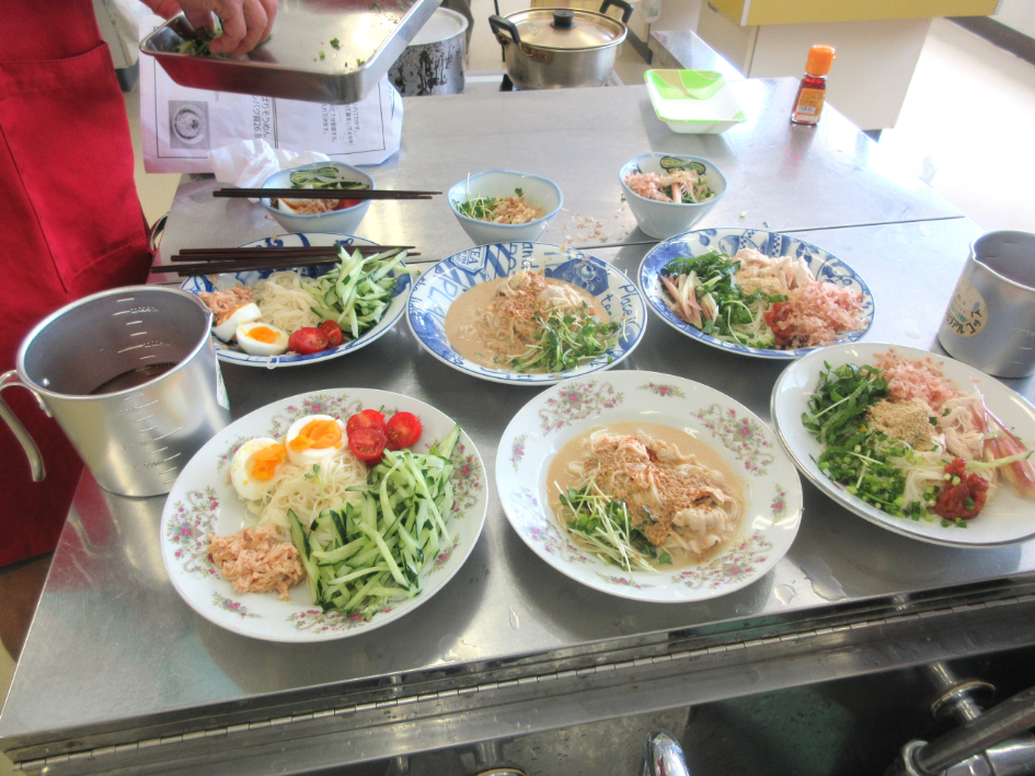 「野菜たっぷりそうめん」「梅とささみのさっぱりそうめん」「豆乳ごま味噌の豚しゃぶそうめん」の出来上がり