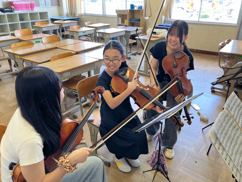 ビオラ演奏を教わる新入団員（中央）