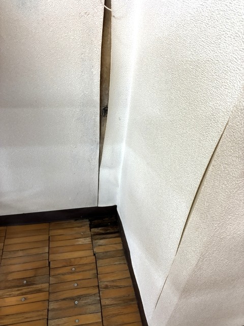 ご自宅の損害、見逃していませんか? 壁紙のよれ、割れ