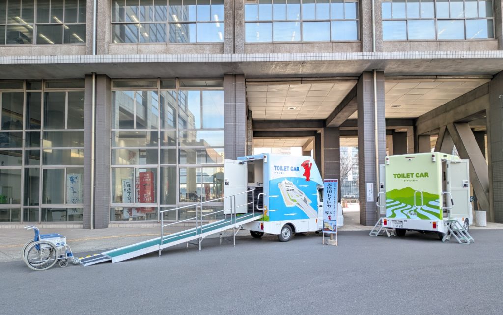 スロープを設置して車いすの人も使用できる