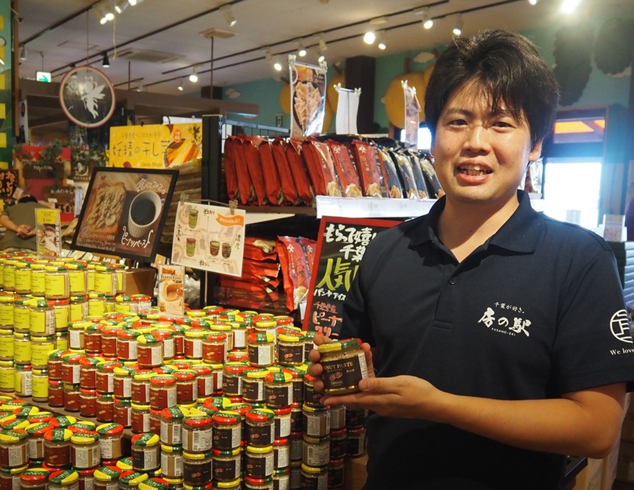 千葉ご当地セレクトショップ発！人気ピーナツペーストで作るラスタソフトクリーム【房の駅】