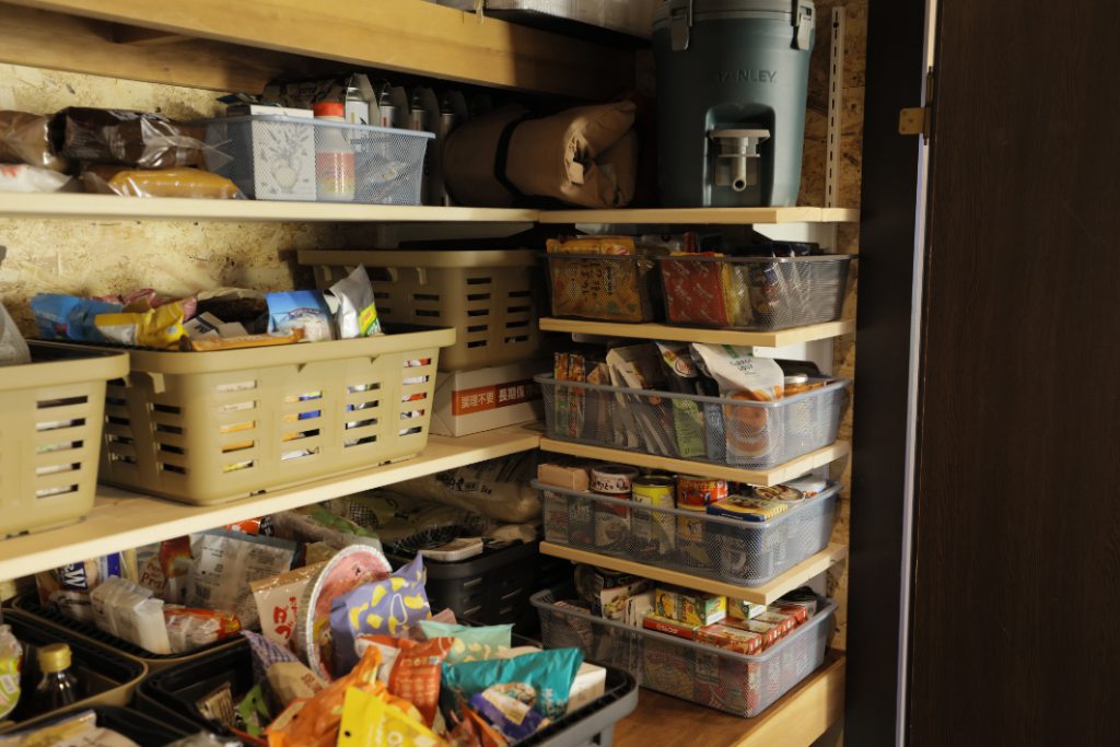 三沢さんは押し入れに食料品や生活用品を収納。DIYで可動棚を設置し、ぱっと見て中身が把握できるカゴに食料品のストックを入れています。