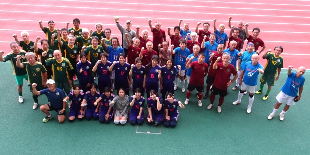 流山おおたかの森高校女子サッカー部を招いて行われた練習試合で記念撮影