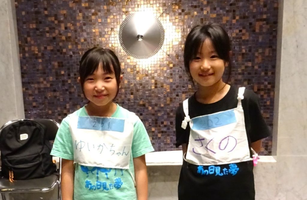 いちかわ市民ミュージカル第12回公演 共に４歳の俊を演じる小２コンビの中井 咲乃さん（右）、佐藤結香さん（左）は「将 来はダンサーに」と同じ夢を語りました
