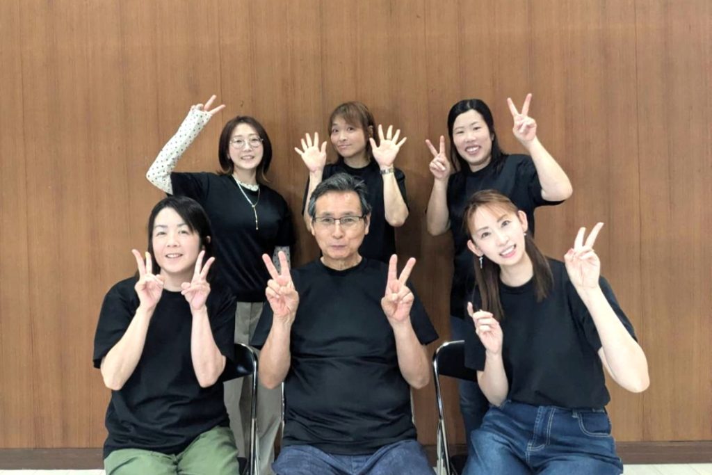常任指揮者の後藤さん(前列中央)と団長の川本さん(同右)と実行委員の4人