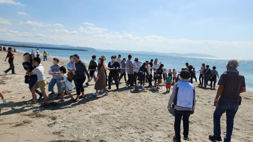力を合わせて地引網漁を体験！