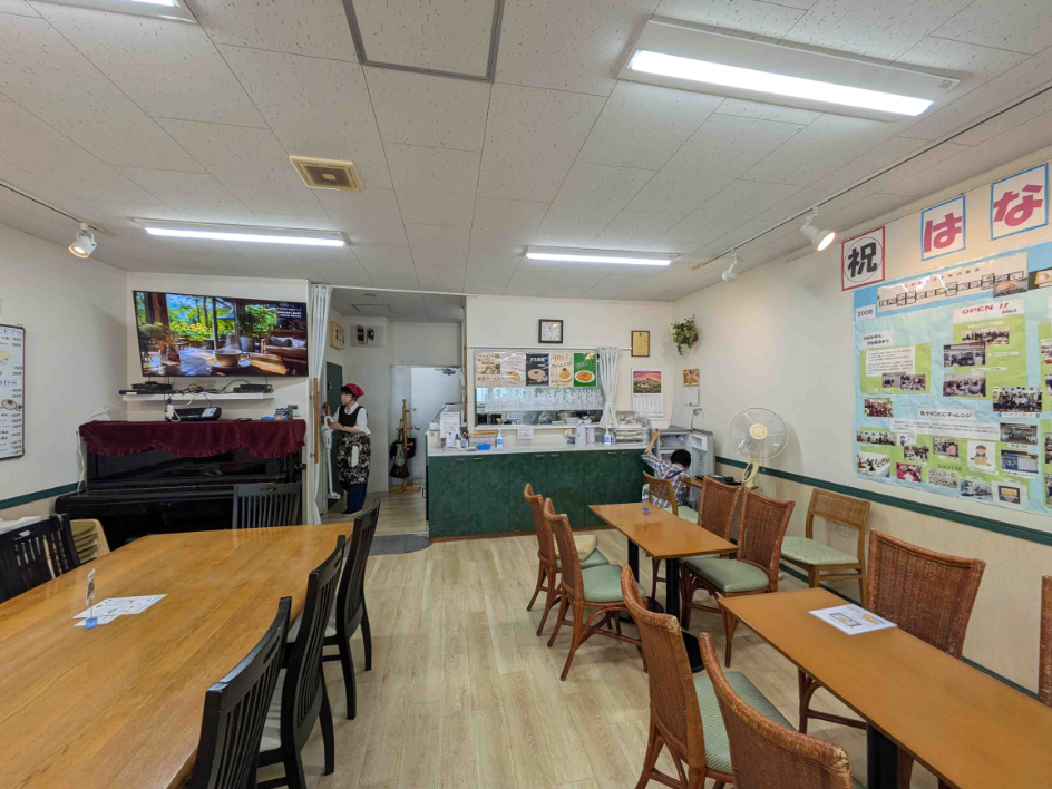 両サイドの壁は住民の作品展示などにも活用