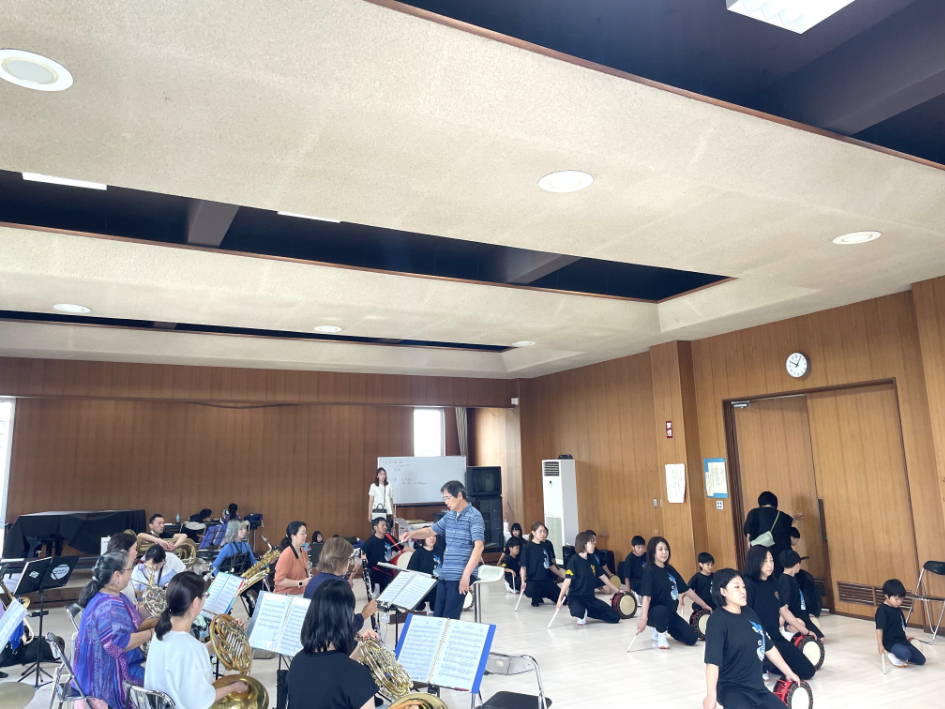 ゲスト出演する「野田エイサー遊び家」と練習中