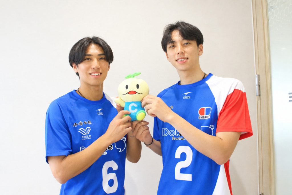 オフシーズンはゴルフに汗を流した松下選手（左）とバーベキューを楽しんだ花村選手