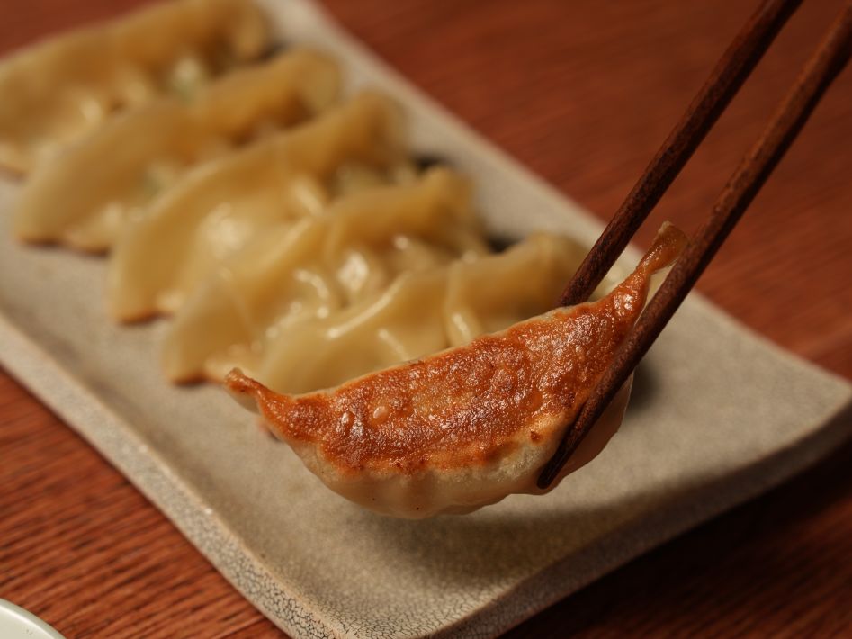 ぎょうざのたかはし 焼きたてを、まずはそのままで