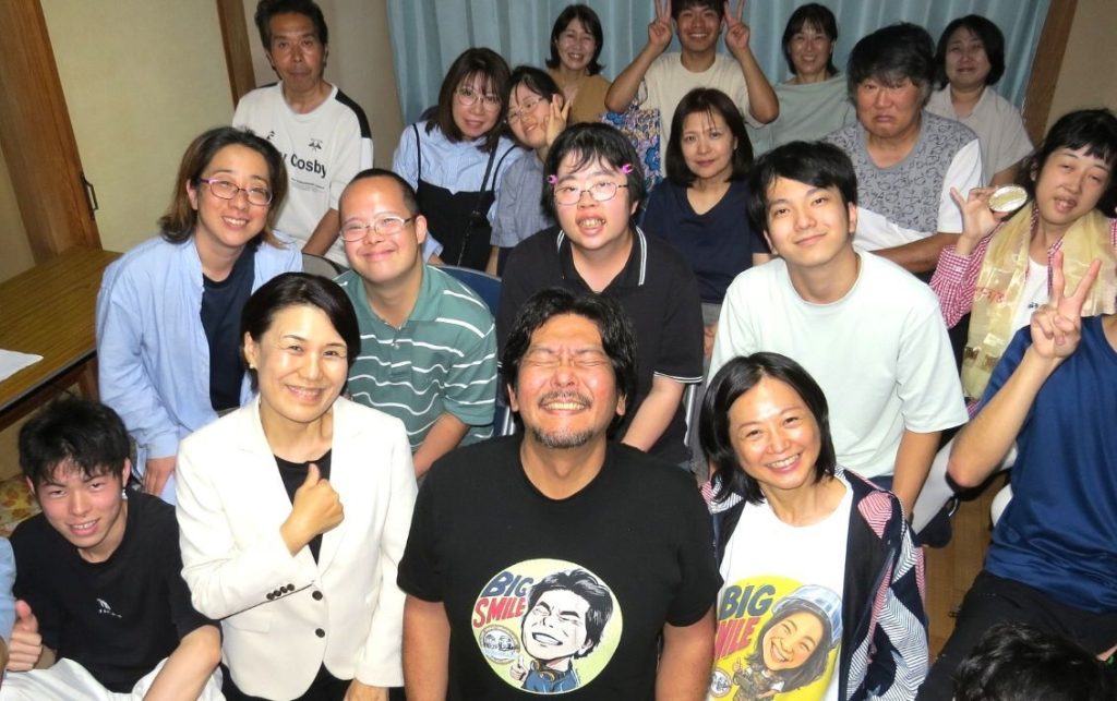 なかよし学園プロジェクト　9月25日の報告会で。前列左から白根さん、中村雄一さん、中村里英さん