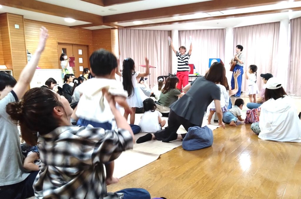 歌って踊って笑顔の種をまく　男性保育士ユニット「 はしもりーず」