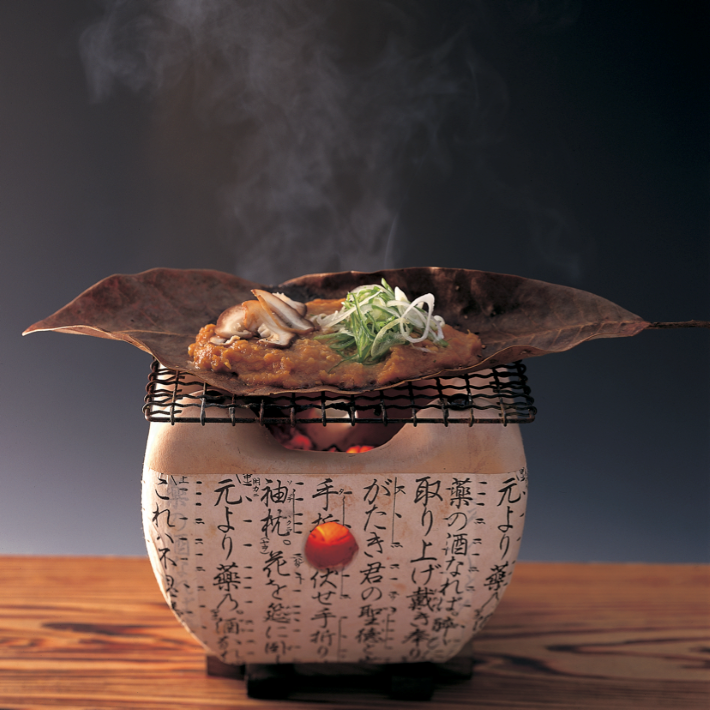 日下部味噌醤油醸造　朴の葉の上に野菜や肉をのせて、添付のみそと味わう朴葉みそ