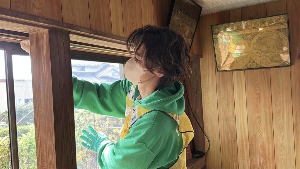 床上浸水被害に遭った家屋の掃除の手伝いをする新浜レオンさん