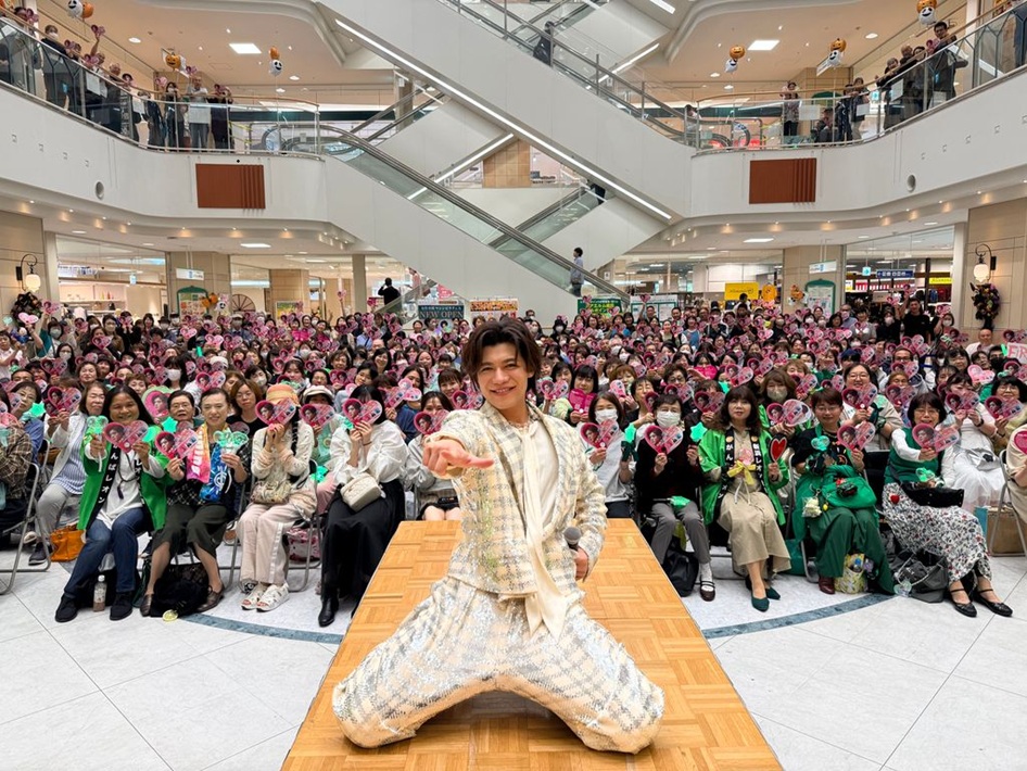 成田のイベントでファンと笑顔の新浜レオンさん