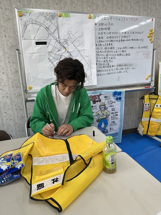 栄町役場でボランティアの登録をする新浜レオンさん
